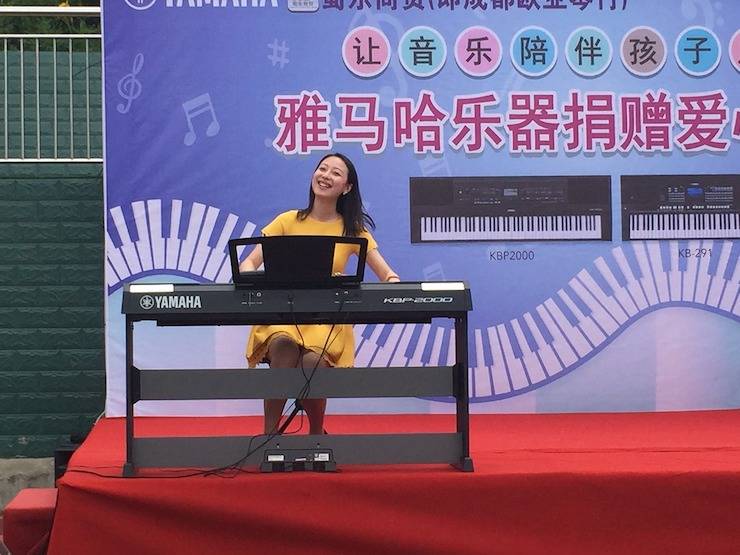 凯发k8乐器爱心捐赠行动在四川金堂县举办 ——与音乐牵手 随幸福成长