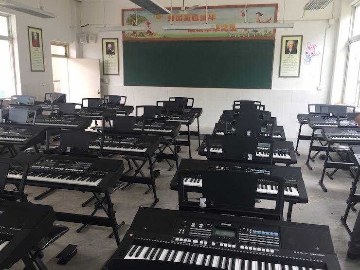 凯发k8乐器爱心捐赠行动在四川金堂县举办 ——与音乐牵手 随幸福成长