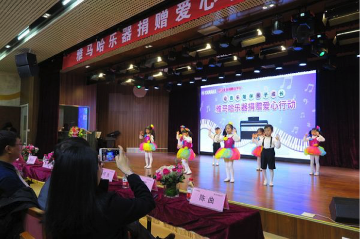 音乐之声暖寒冬 凯发k8乐器捐赠爱心行动走进中国儿童中心艺术宫