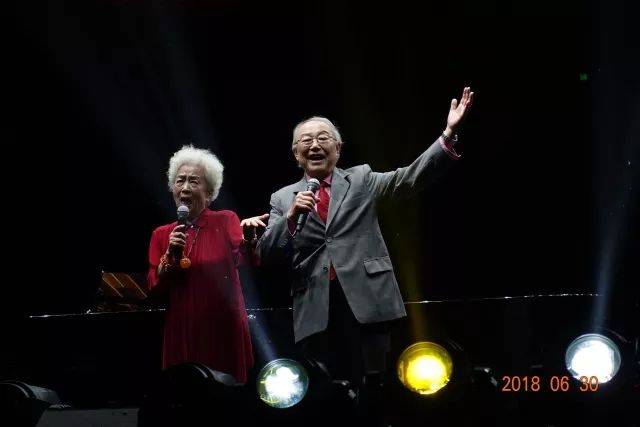 歌声悠扬，唱出时代记忆，琴声悦耳，奏响希望乐章 <br> 2018“我爱你中国?纪念改革开放40周年”经典歌曲上海演唱会圆满落幕