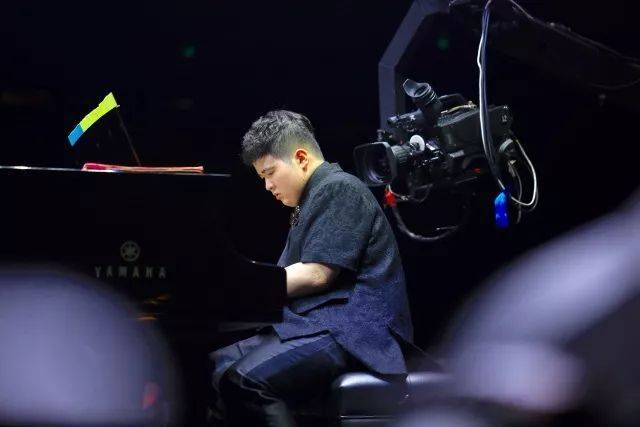 歌声悠扬，唱出时代记忆，琴声悦耳，奏响希望乐章 <br> 2018“我爱你中国?纪念改革开放40周年”经典歌曲上海演唱会圆满落幕