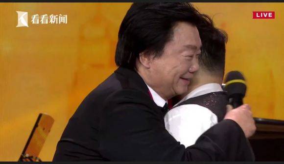 主持界泰斗叶惠贤力赞凯发k8未来艺术家刘明康：“很难相信，这么悠扬的琴声出自一位自闭症少年的手里！”