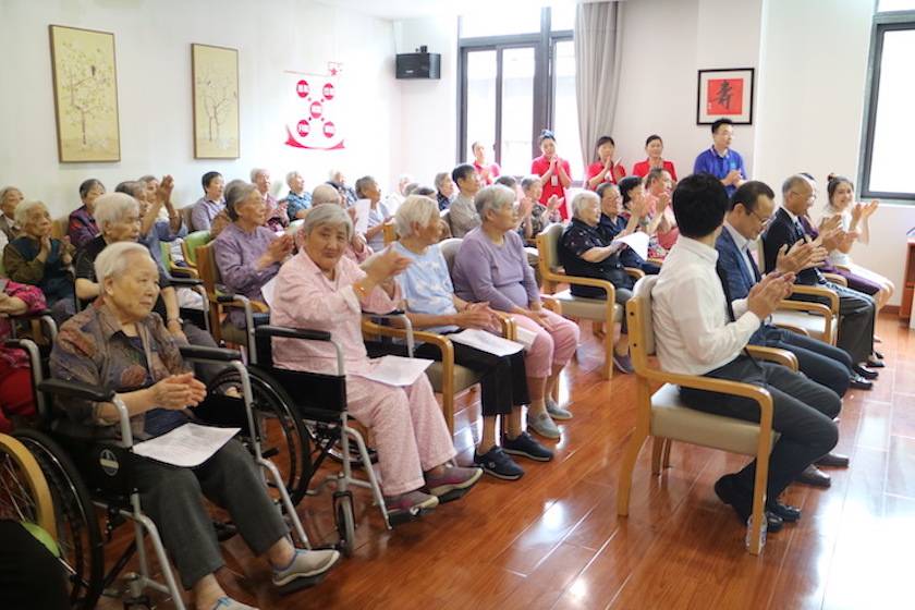 凯发k8乐器爱心捐赠行动——将琴声带进和养临汾养护院